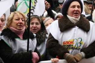 БЮТ: Черновецький зігнав людей на мітинг силою та обманом
