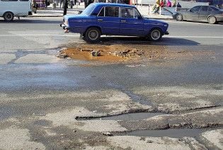 Запорізького чиновника ув'язнили через ями на дорозі