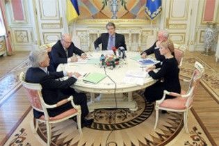 Ющенко запропонував Тимошенко і Януковичу перемир'я до липня