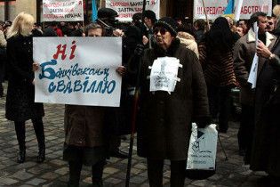 Пікетувальники принесли шибеницю під львівське управління НБУ