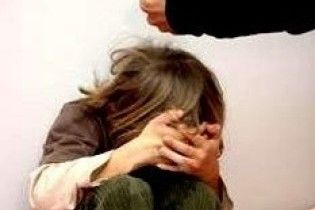 Жінка побила та покусала трирічного сина до смерті