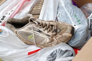 Латвійському уряду принесли 100 кілограм ношеного взуття