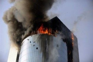 Горить найбільший торговельний центр в Бангладеш