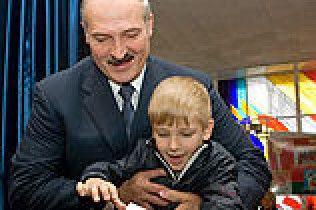 Лукашенко привіз на переговори позашлюбного спадкоємця