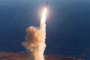 КНДР вивела ракету на старт. Бойові кораблі США у повній готовності
