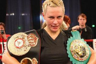Російська суперчемпіонка перемогла нокаутом і викликала на бій дочку Алі