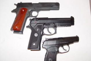 Пенсіонер пішки йшов до України з 16 пістолетами