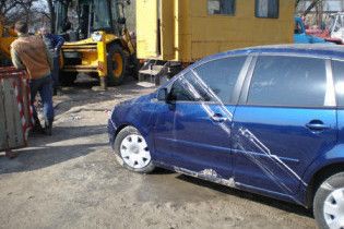 У Києві знову провалився автомобіль під асфальт