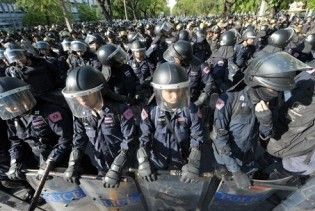 В Таїланді проти демонстрантів застосують силу