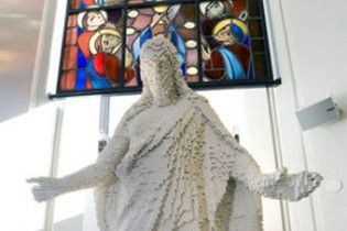 У Швеції зібрали статую Христа з конструктора Lego