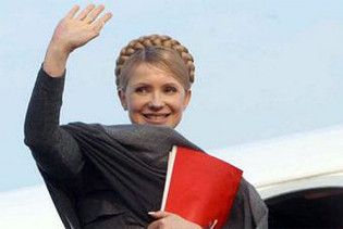 Тимошенко поїхала до Криму роздавати квартири, включати газ і співати