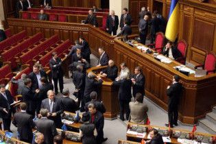 "Регіонали" заблокували трибуну Ради