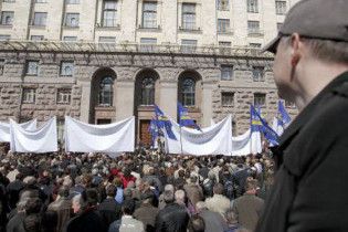 Тисяча киян з гаслами "Черновецького - геть!" взяла в облогу мерію