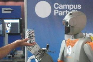 Китайських самотніх пенсіонерів доглядатимуть роботи