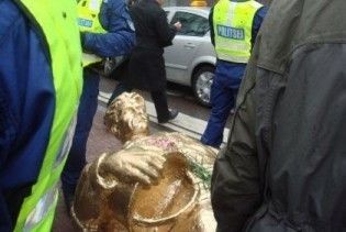 З центру Талліна знову прибрали Бронзового солдата