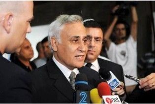 Екс-президент Ізраїлю постав перед судом за зґвалтування