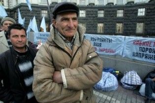 Близько 30 "молодчиків" розгромили пікет татар під Кабміном