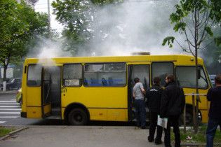 У Києві біля метро Лук'янівка спалахнула маршрутка