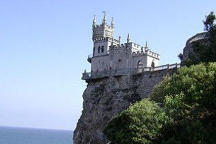 Росіянин вистрибнув із замку "Ластівчине гніздо" і вижив