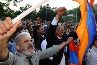 На виборах в Єревані охоронці депутата побили журналістів