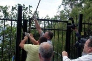 Ялтинці знесли паркан, яким бізнесмени огородили міський пляж