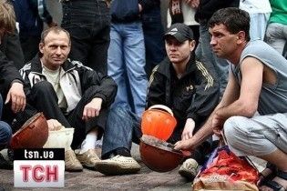 Тисяча донецьких шахтарів вже другий день пікетує Кабмін