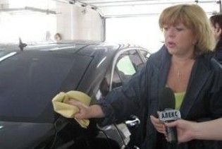 Запорізькі жінки-депутати пішли працювати на автомийку