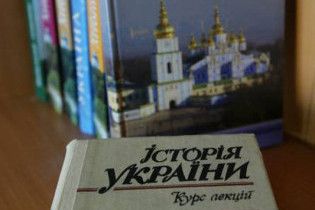 Опозиція: 11-річку повернули заради спільного з Росією підручника історії