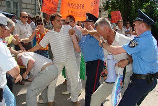 Моряки ЧФ знову побилися з кримчанами через квартири