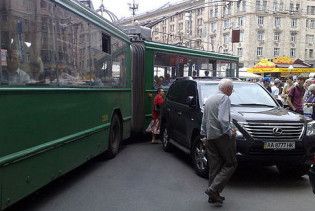 У водія Lexus, який заблокував рух у Києві на 1,5 год, вимагають 24 тис