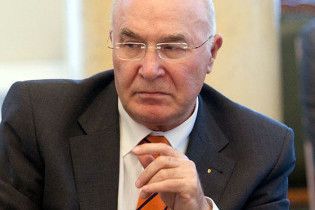 Глава Нацбанку накупив підлеглим іномарок майже на 2 мільйони