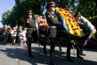 В Україні День скорботи. Ющенко поклав квіти Невідомому солдату