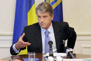 Ющенко привітав українців з Днем Конституції й закликав її змінити