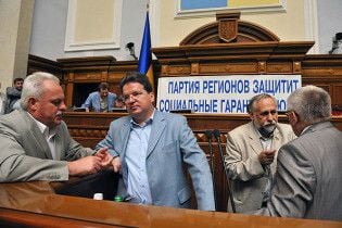 Партія регіонів за традицією заблокувала Раду