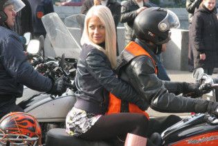 Учасниці "Блестящих" стали байкершами