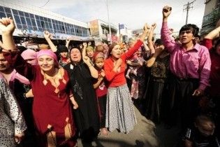 Влада Китаю дозволила уйгурам надсилати SMS і користуватися Інтернетом
