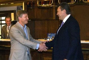 На день народження Януковичу подарували значок і ікону