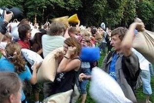 200 білорусів побилися подушками, відтворюючи Грюнвальдську битву