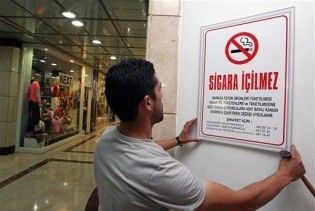 В Туреччині заборонили курити в барах та клубах