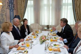 Ющенко пригостив Байдена варениками та ікрою