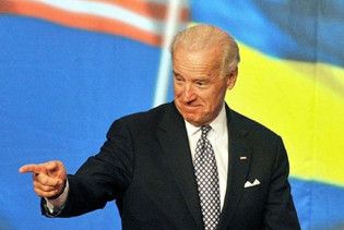 Байден: сварки політиків гальмують розвиток України