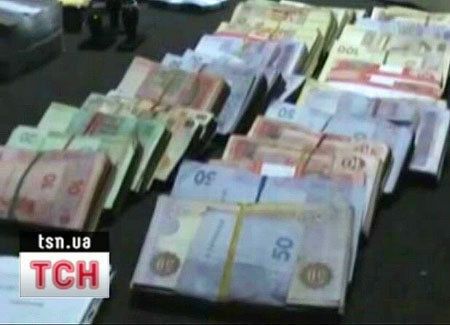 На перехожих впали 300 тисяч гривень