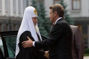 Ющенко подарував патріарху Кирилу вишиванку