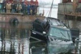 Російський ДАІшник розігнав свій джип та полетів у Тихий океан