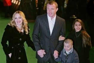 Мадонна відправить своїх дітей в Освенцим