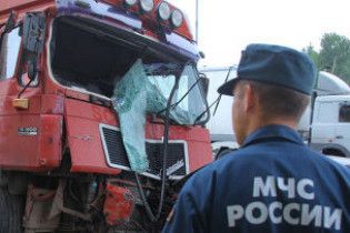 В Росії вантажівка врізалася в рейсовий автобус: 30 постраждалих