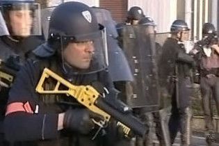 У Франції під час пограбування супермаркету злочинці захопили заручників