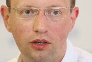 Яценюк обіцяє допомогти Тимошенко й Януковичу зламати хребта