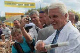 Литвин купив на Сорочинському ярмарку міліцейський жезл