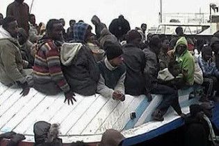 На судні у Середземному морі через нестачу води загинуло 75 мігрантів